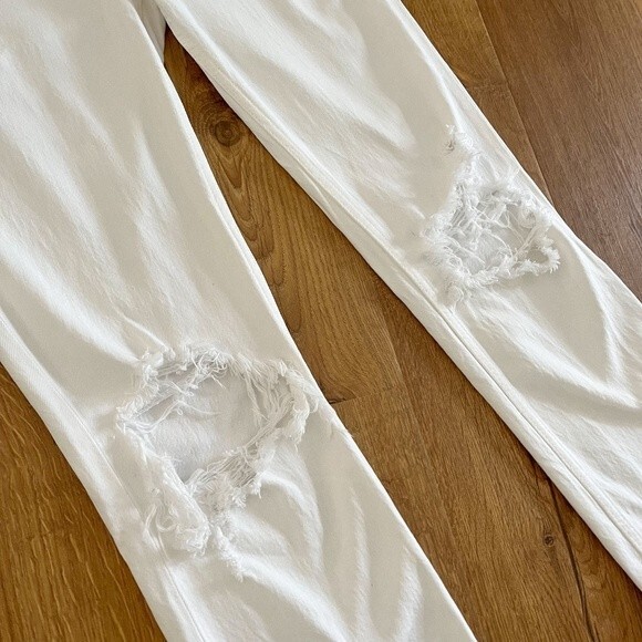 Abercrombie & Fitch Ultra High Rise Ankle Straight Jean in Ripped White | 25 - Picture 6 of 6